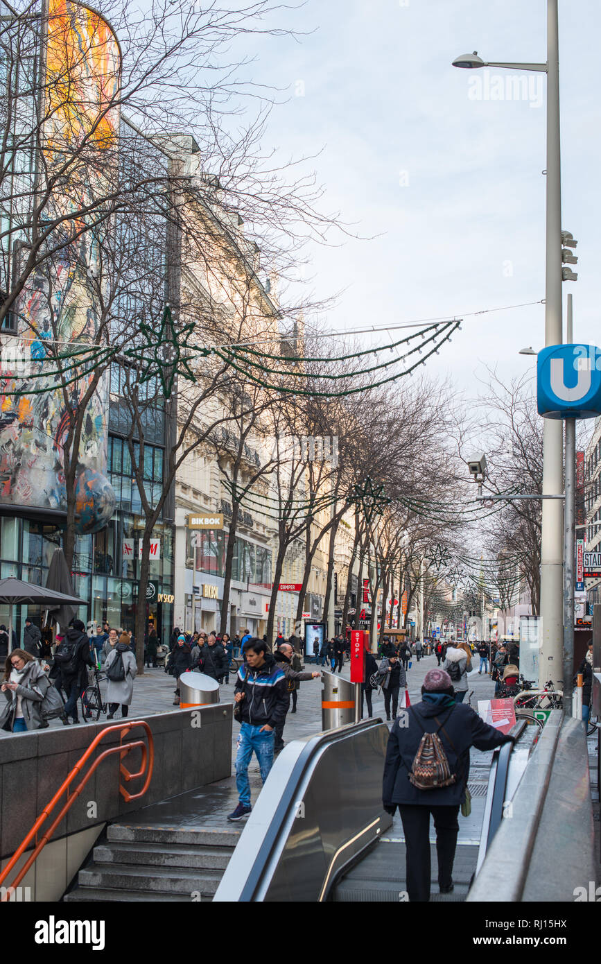 La station de métro Zieglergasse sur Mariahilfer Strasse, la rue commerçante de Vienne, Autriche, Europe Banque D'Images