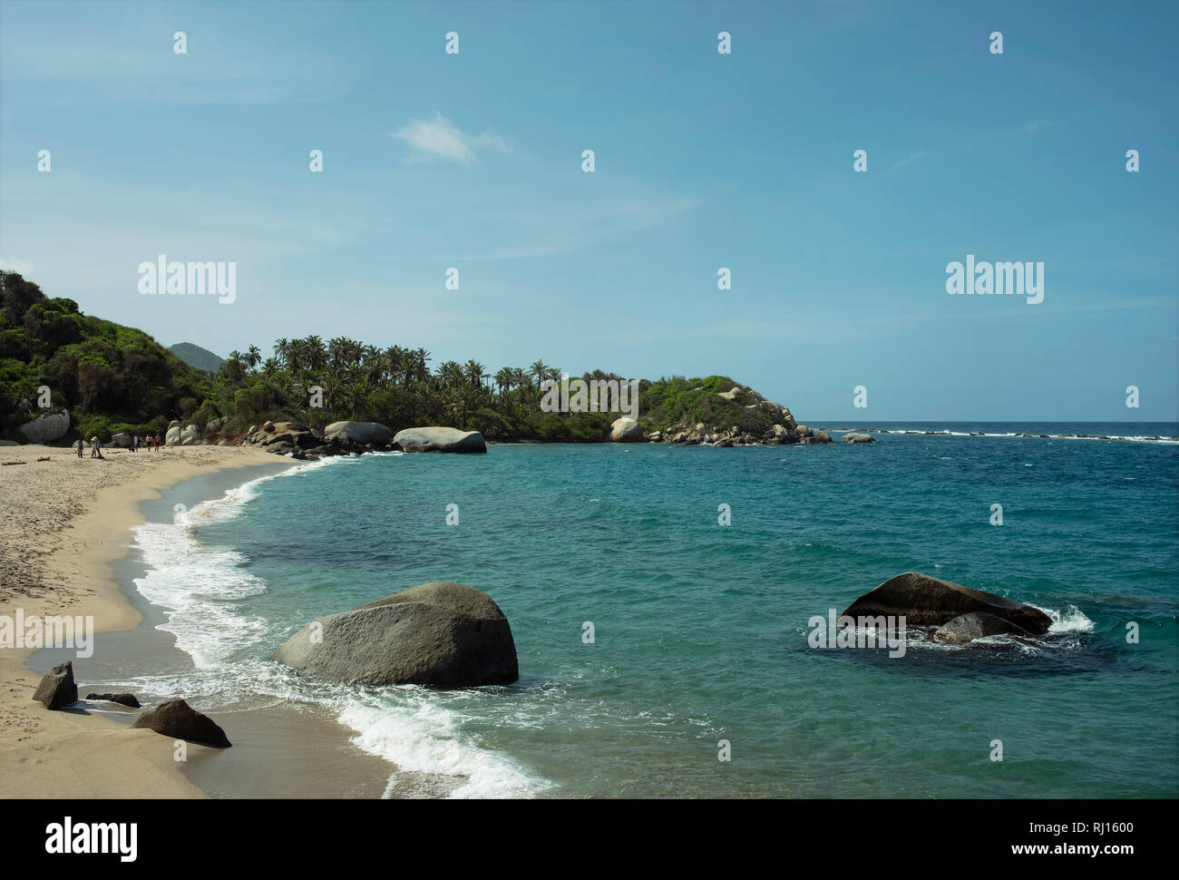 Vue panoramique du littoral tropical turquoise et de l'eau à la plage de sable de récifs. Le parc Tayrona, Colombie. Sep 2018 Banque D'Images Vue panoramique du littoral tropical turquoise et de l'eau à la plage de sable de récifs. Le parc Tayrona, Colombie. Sep 2018 Banque D'Images