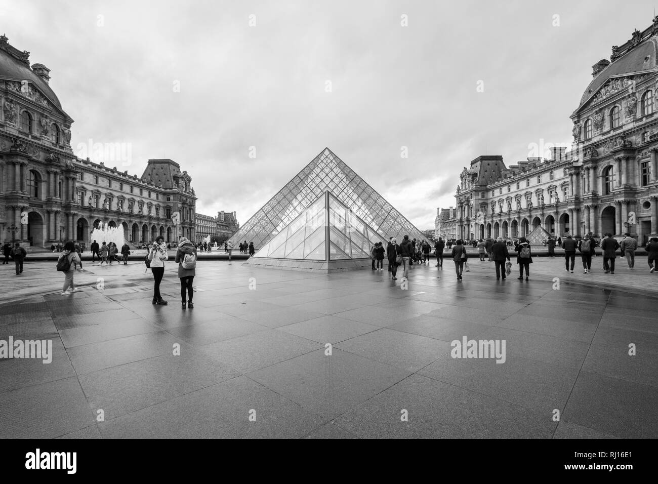 Paris (France) - Vue du célèbre pyramide du Louvre et dans un jour de pluie et d'hiver Banque D'Images