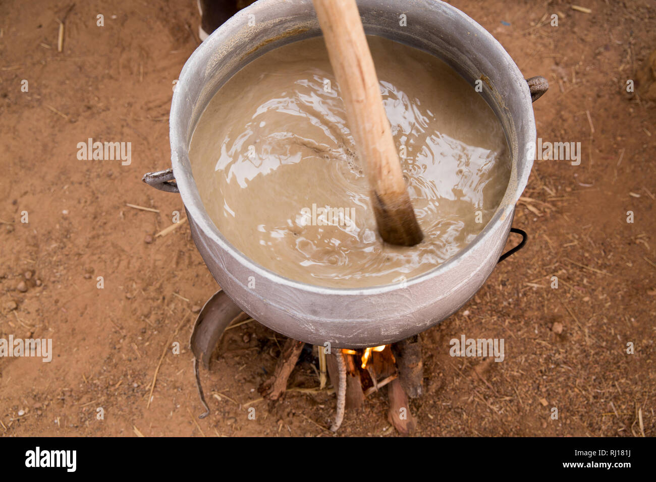 Village de samba, Province de Yako, Burkina Faso. Démonstration de l'ERC en bouillie et de sensibilisation pour les mères sur les questions de nutrition de l'enfant. Banque D'Images