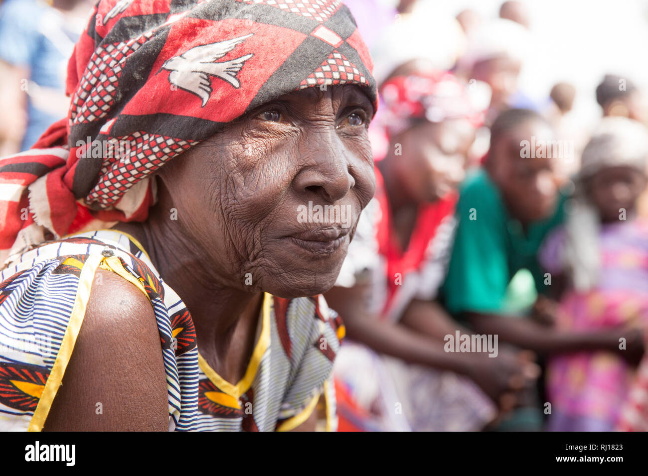 Village de samba, Province de Yako, Burkina Faso. Démonstration de l'ERC en bouillie et de sensibilisation pour les mères sur les questions de nutrition de l'enfant. Banque D'Images