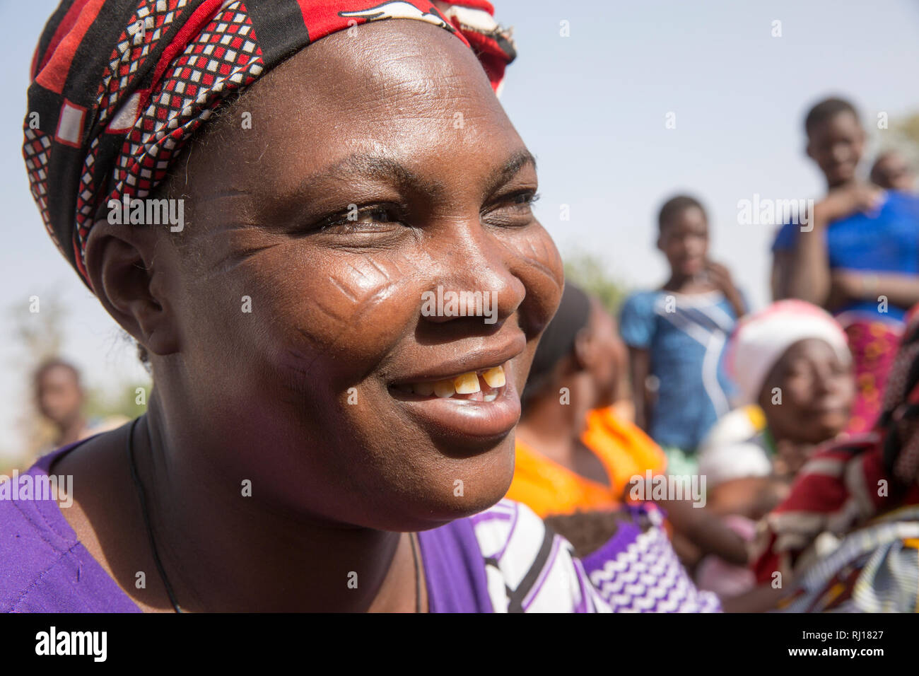 Village de samba, Province de Yako, Burkina Faso. Démonstration de l'ERC en bouillie et de sensibilisation pour les mères sur les questions de nutrition de l'enfant. Banque D'Images