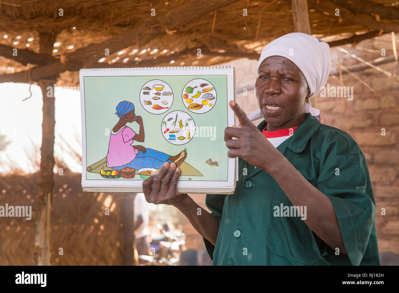 Village de samba, Province de Yako, Burkina Faso. Démonstration de l'ERC en bouillie et de sensibilisation pour les mères sur les questions de nutrition de l'enfant. Banque D'Images