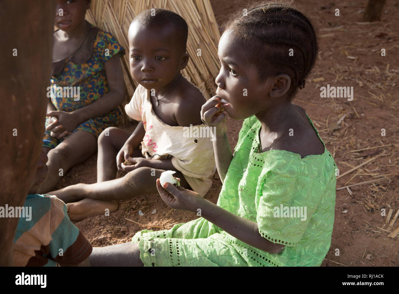 Village de samba, Province de Yako, Burkina Faso : les enfants de manger des fruits. Banque D'Images