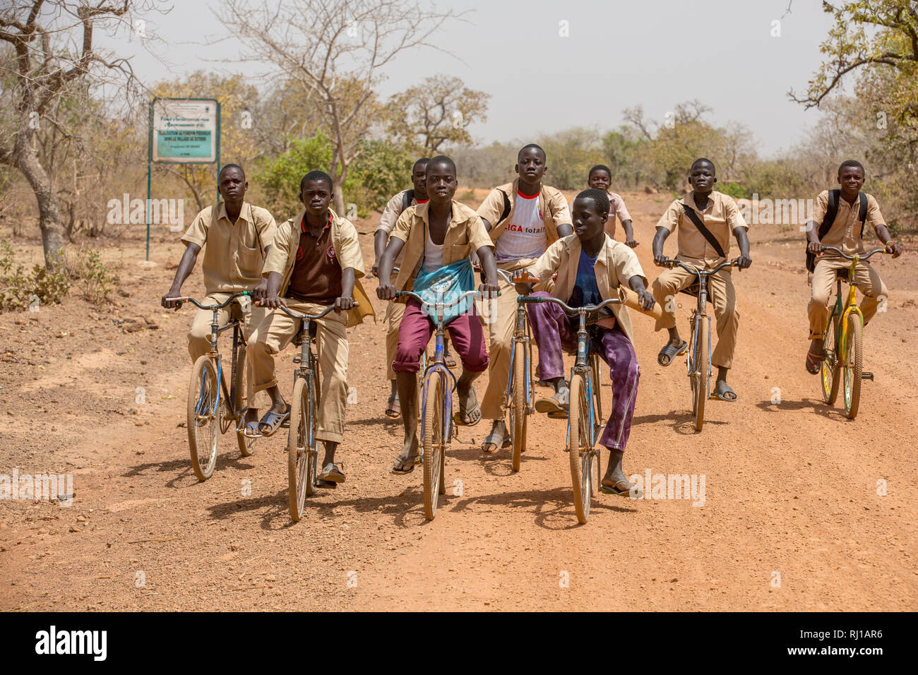Province de Yako, Burkina Faso ; retour de l'école des garçons près de Samba. Banque D'Images