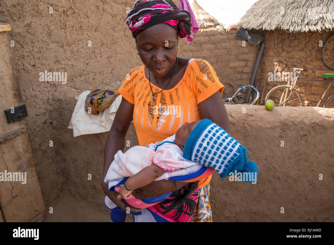 Kourono village, province de Yako, Burkina Faso ; Elizabeth Toro, 36, avec sa petite-fille. Banque D'Images