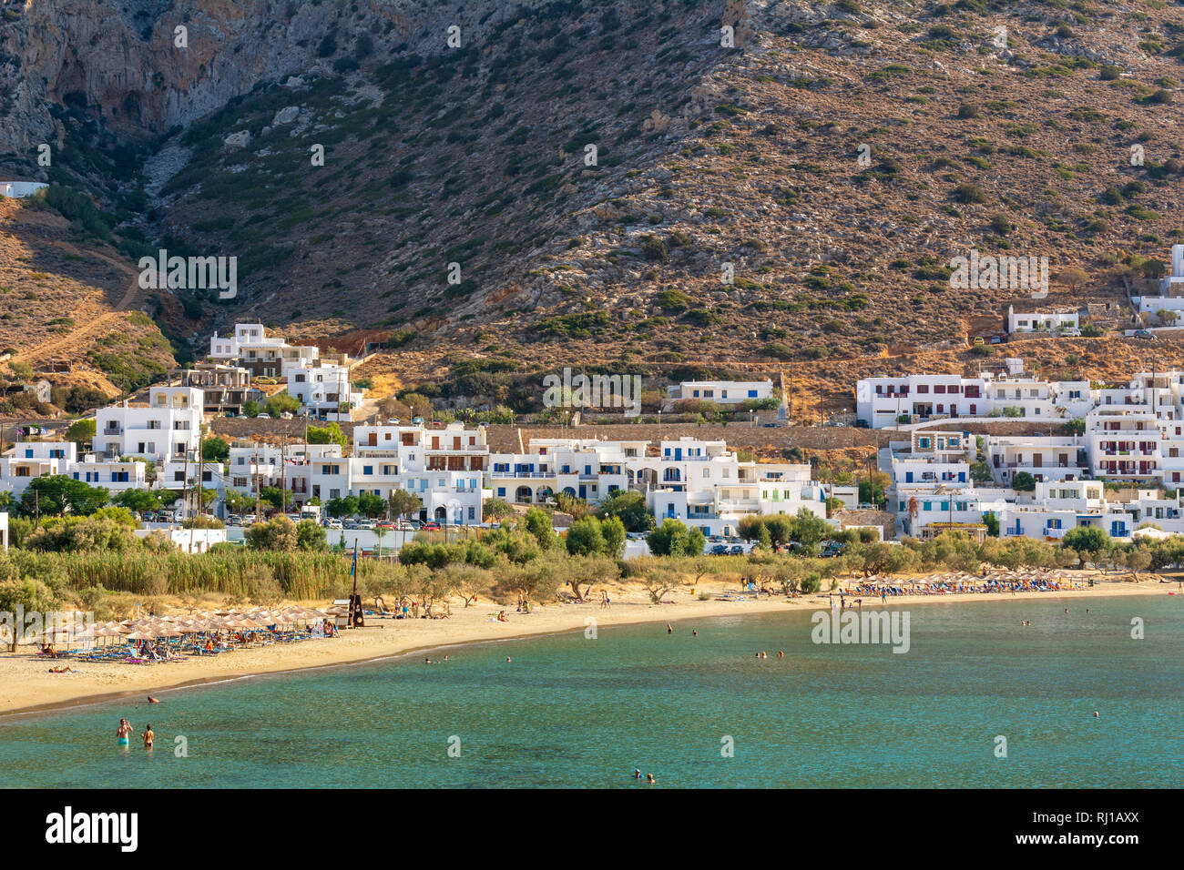 Plage de sable avec de l'eau émeraude sur l'arrière-plan de 62164 bâtiments. L'île de Sifnos à partir du groupe des Cyclades. Grèce Banque D'Images