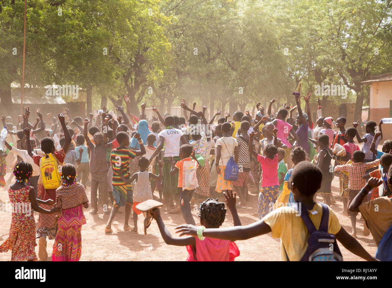 Village de samba, Province de Yako, Burkina Faso : les enfants célébrer après leur école gagne un match de football inter-écoles. Banque D'Images