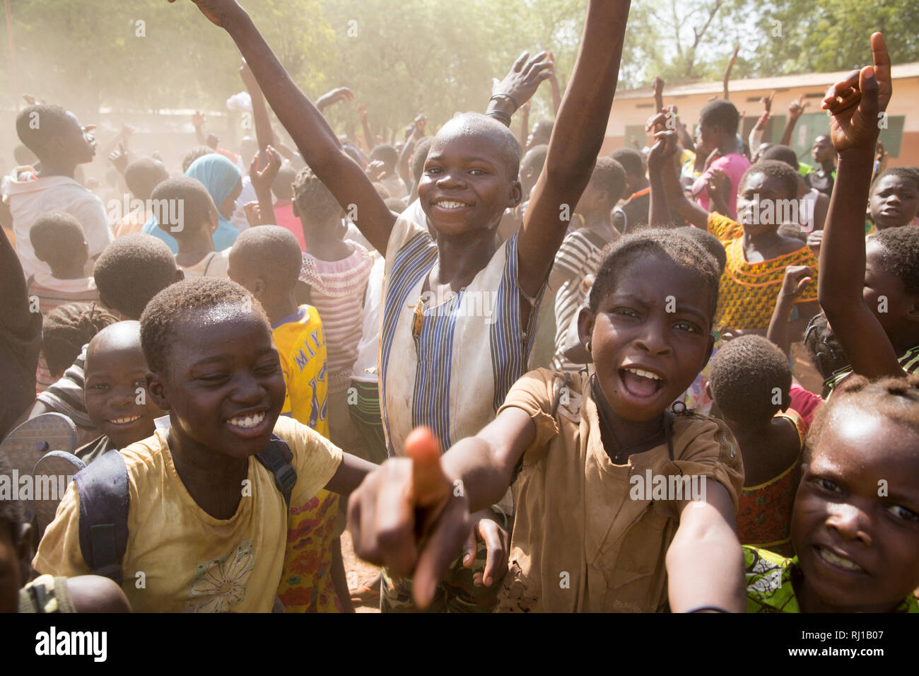 Village de samba, Province de Yako, Burkina Faso : les enfants célébrer après leur école gagne un match de football inter-écoles. Banque D'Images