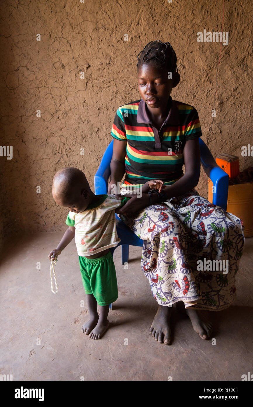 Village De Samba Province De Yako Burkina Faso Abzetta Sondo 19 Et Son Enfant Noel Nougtara 15 Mois Son Bebe Est Souffrant De Malnutrition Aigue Photo Stock Alamy