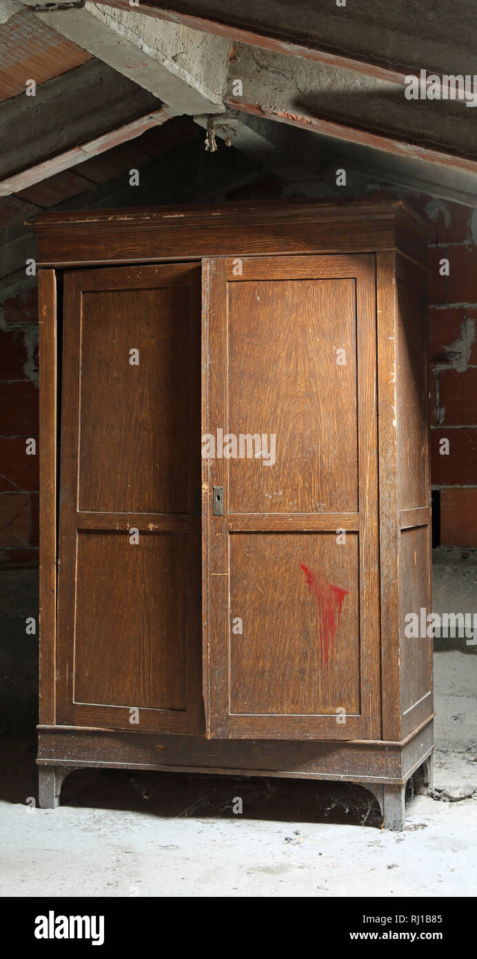 Ancienne armoire en bois dans le grenier poussiéreux Photo Stock - Alamy