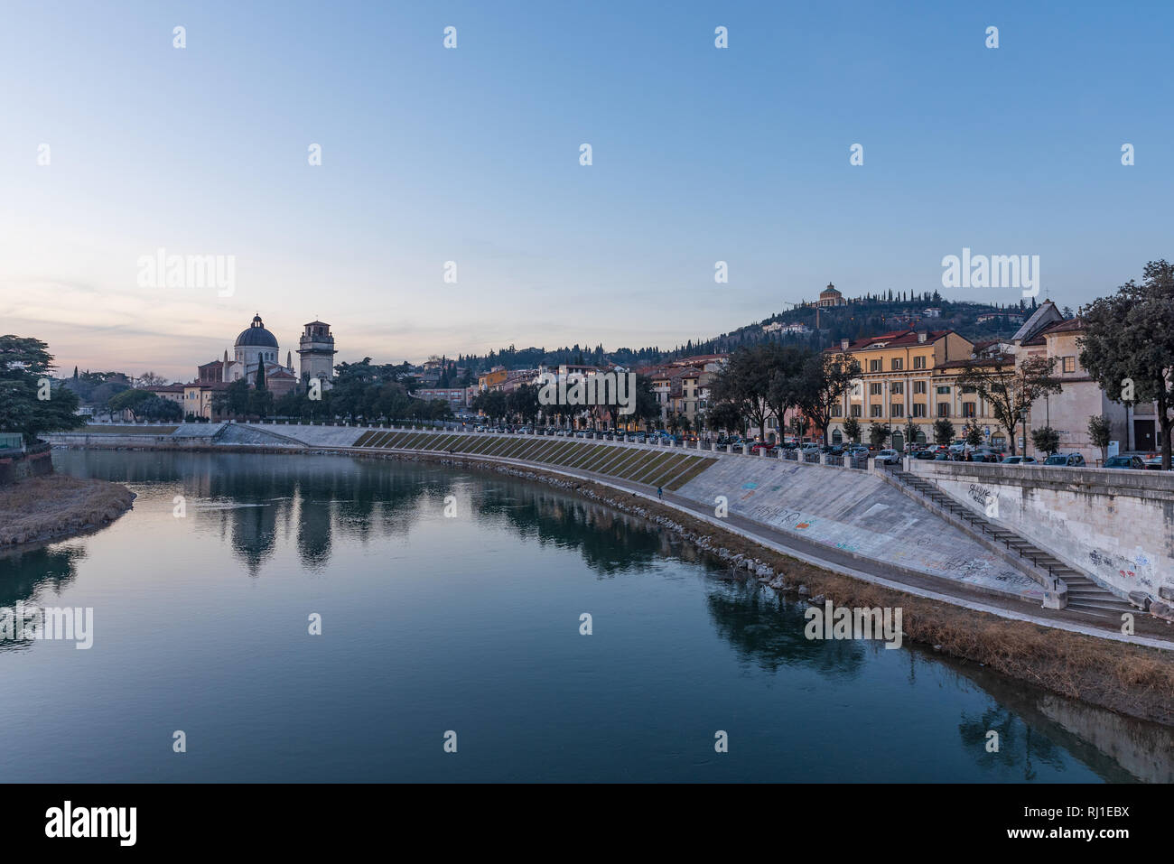 Voir la soirée de l'Adige à partir de la Pietra bridge à Vérone, une image horizontale prise dans l'heure bleue. Paysage italien Banque D'Images