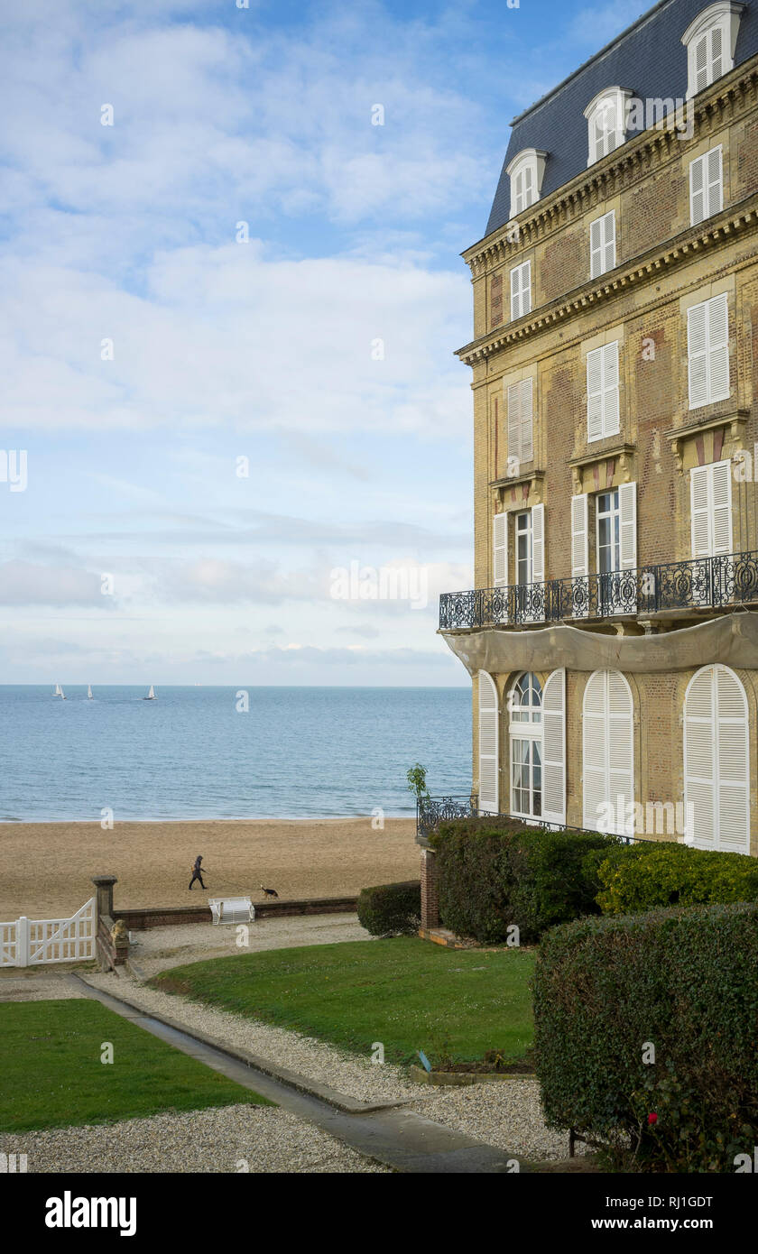 Donnant sur la Seine au Havre par la Résidence Les Roches Noires, Trouville, Normandie, anciennement Hôtel des Roches Noires. Banque D'Images