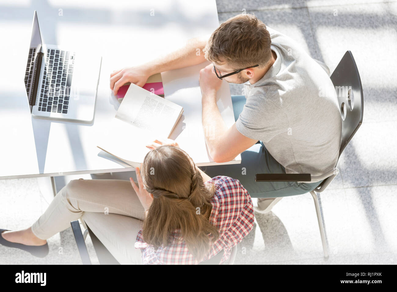 Portrait d'étudiants travaillant sur la cession à bibliothèque Banque D'Images
