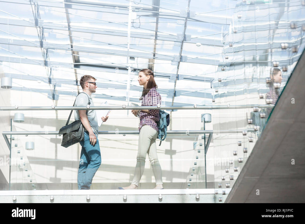 Les élèves de marcher sur le corridor au collège Banque D'Images