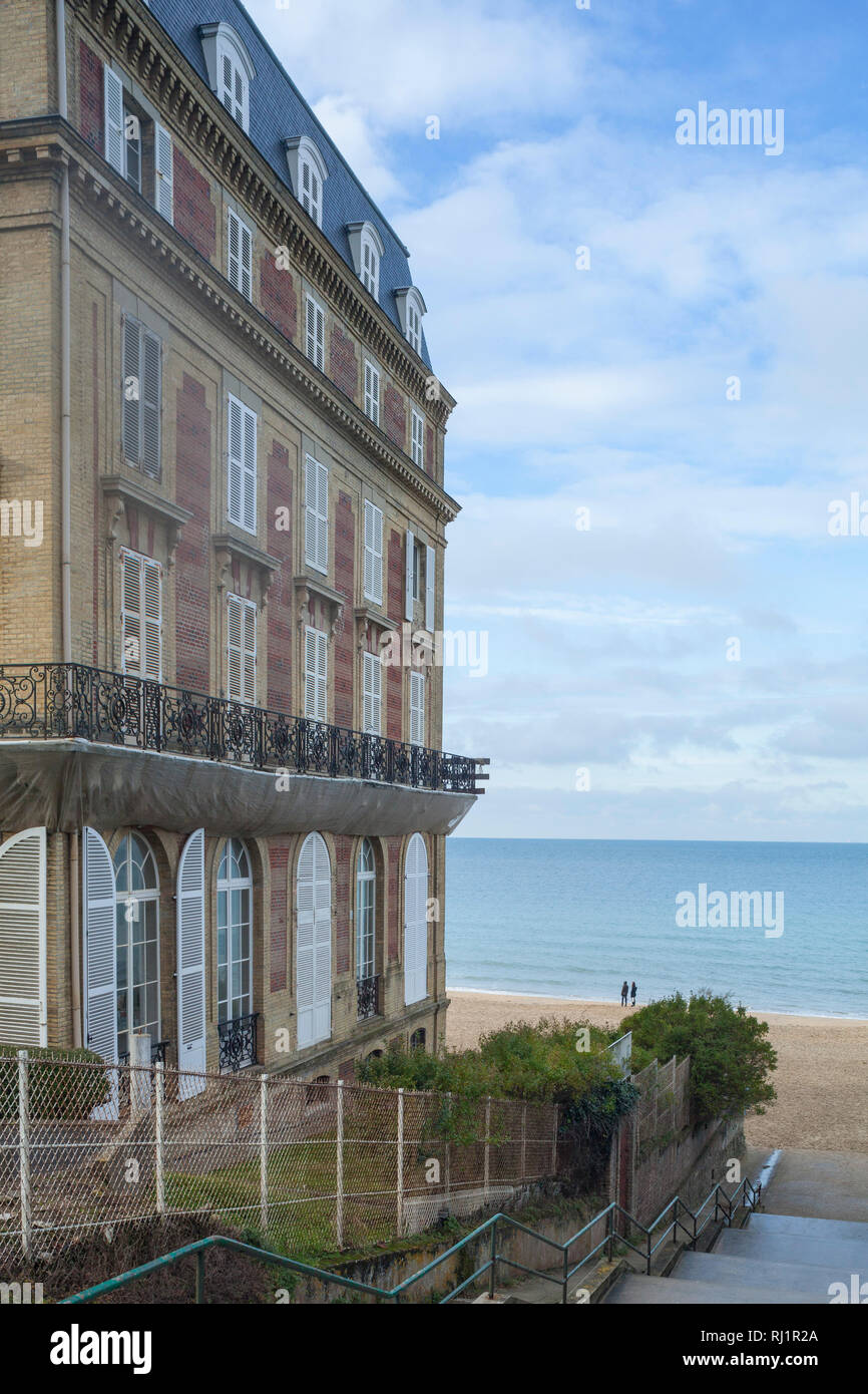 Donnant sur la Seine au Havre par la Résidence Les Roches Noires, Trouville, Normandie, anciennement Hôtel des Roches Noires. Banque D'Images