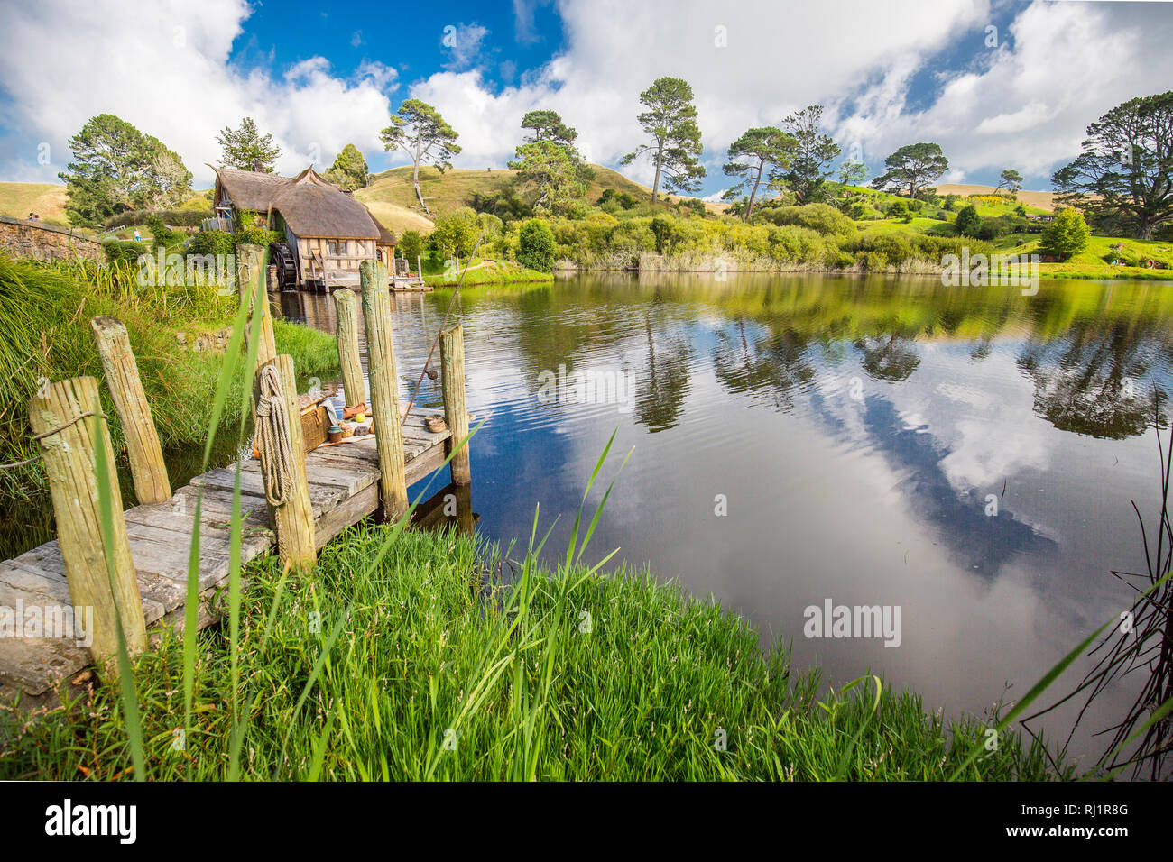 MataMata, Nouvelle-Zélande - Mars 2017 Maison de Hobbit et le vieux moulin à côté d'un vieux pont de pierre Hobbiton Banque D'Images