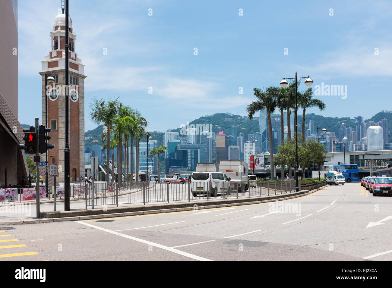 Salisbury Road à Tsim Sha Tsui, Hong Kong avec l'ancienne tour de l'horloge de la gare de Kowloon à l'arrière-plan Banque D'Images