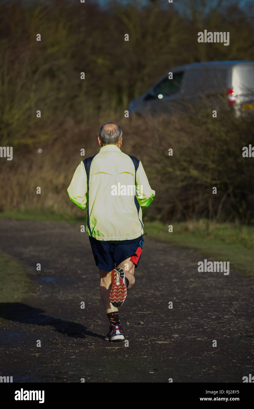 Un homme Poolsbrook en jogging country park Banque D'Images