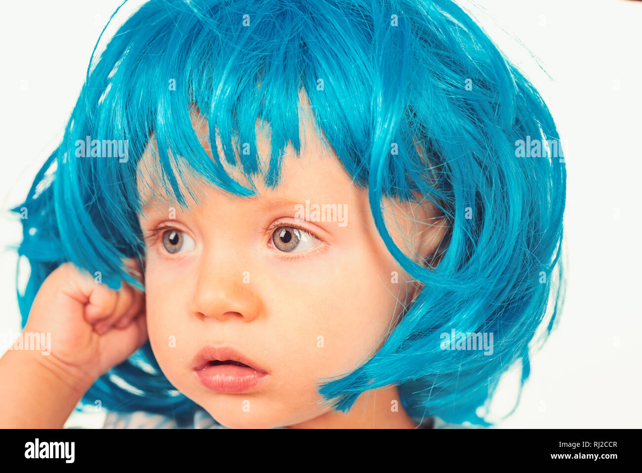 Beaute Funky Style Mignon Bebe Avec De Longs Cheveux Bleus Petit Enfant Porter Les Cheveux Perruque Bleue Petit Enfant Dans Fantaisie Perruque Hairstyle Adorable Petit Enfant Dans La Mode Photo Stock
