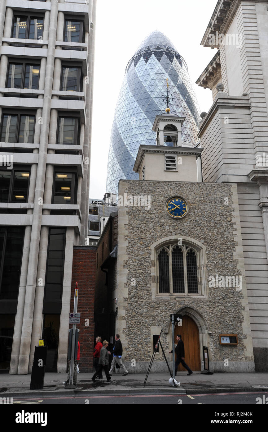 L'église St Ethelburga's Bishopsgate et 180 mètres de gratte-ciel 30 St Mary Axe (aussi appelé la tour Swiss Re ou le Ghurkin) 2001-2003 par sir Norman Banque D'Images