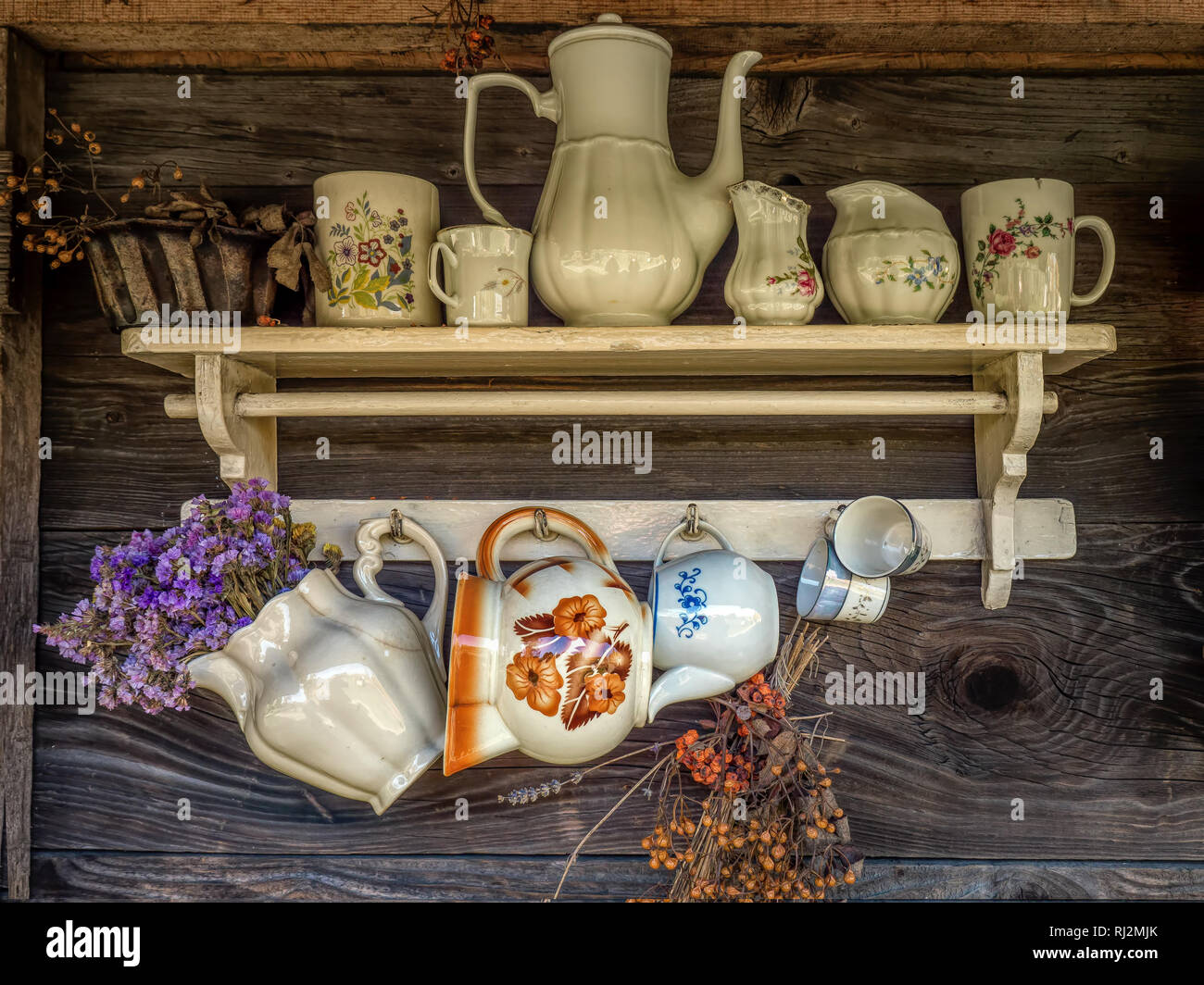 Rustique en bois avec plateau et tasses en céramique Banque D'Images