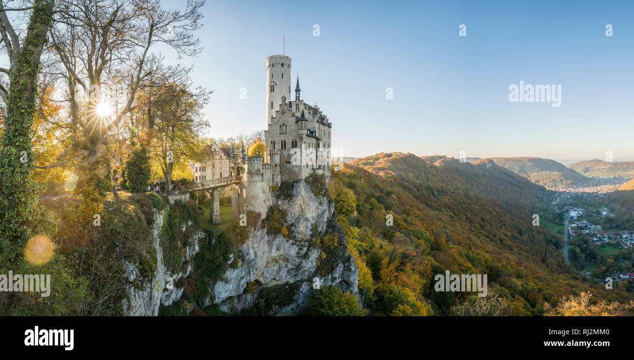 Château de Lichtenstein en automne. Lichtenstein, Bade-Wurtemberg, Allemagne Banque D'Images