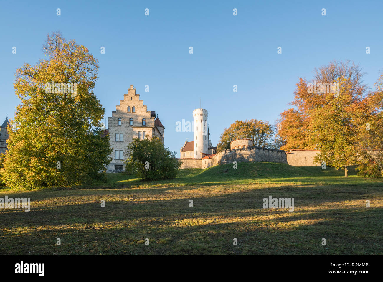 Château de Lichtenstein et ses jardins en automne. Lichtenstein, Bade-Wurtemberg, Allemagne Banque D'Images