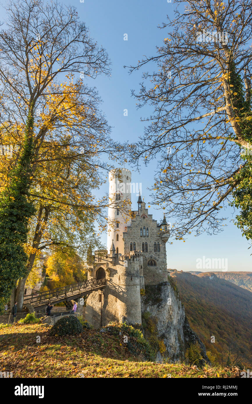 Château de Lichtenstein en automne. Lichtenstein, Bade-Wurtemberg, Allemagne Banque D'Images