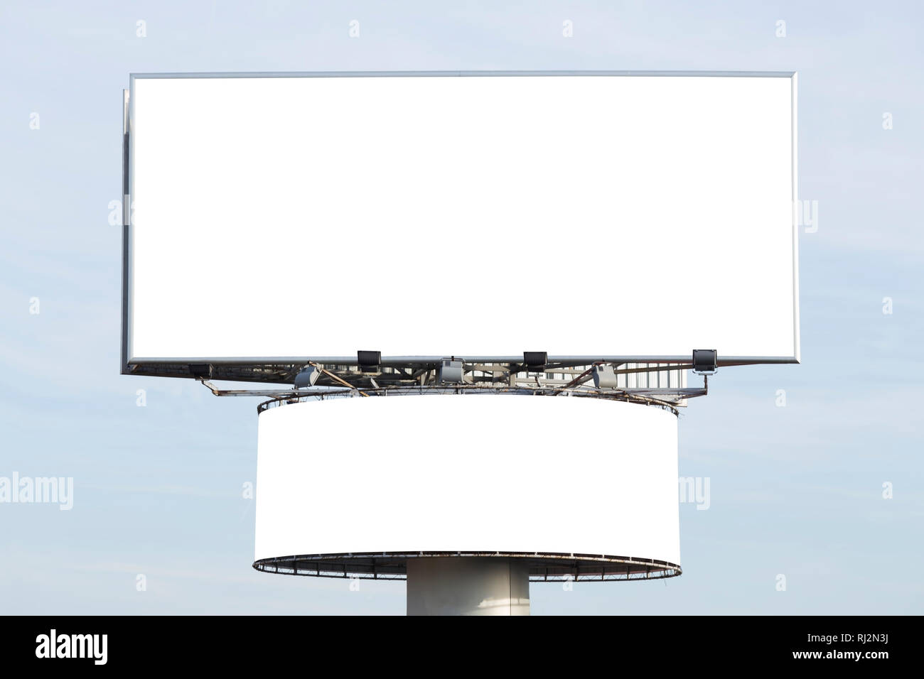 Deux panneaux en blanc sur un ciel bleu Banque D'Images