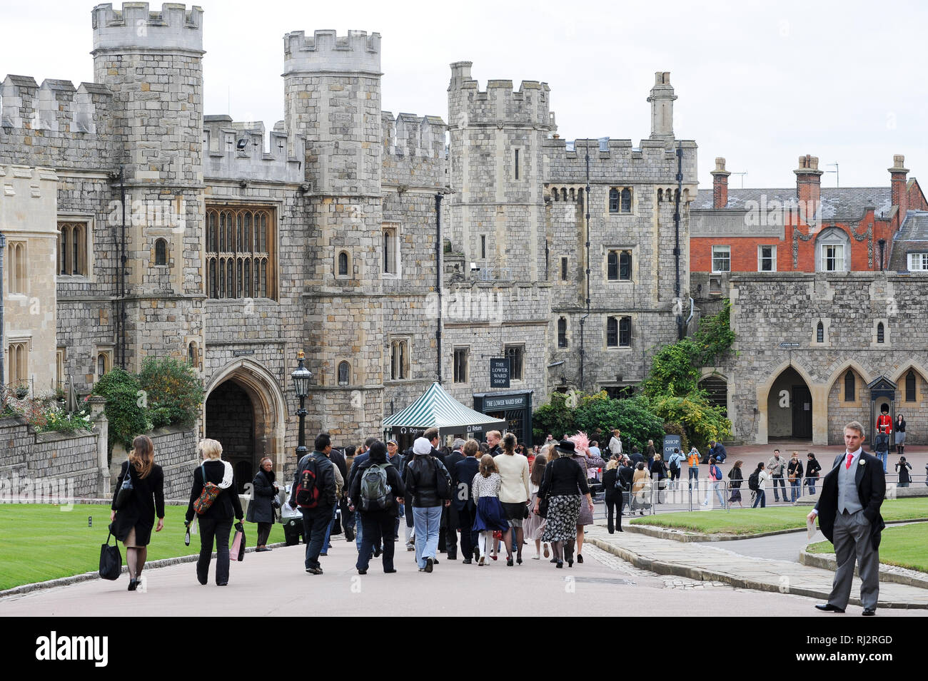 Quartier inférieur avec Henry VIII Gate et Salisbury tour de château de Windsor résidence royale de Windsor, Berkshire, Angleterre, Royaume-Uni. 25 octobre 200 Banque D'Images