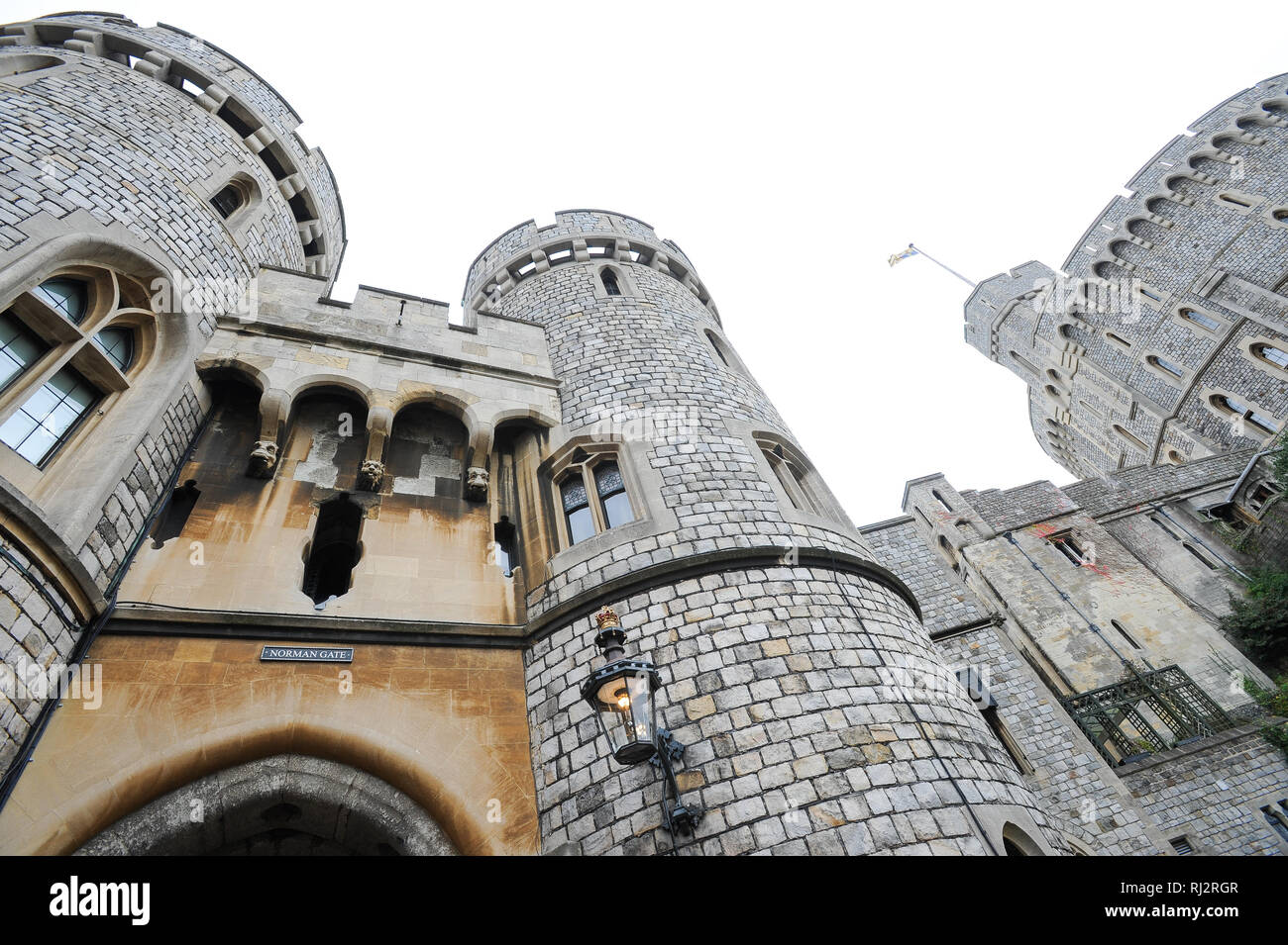 Milieu Ward avec Norman Gate et tour ronde du château de Windsor, résidence royale à Windsor, Berkshire, Angleterre, Royaume-Uni. 25 octobre 2008 © Woj Banque D'Images