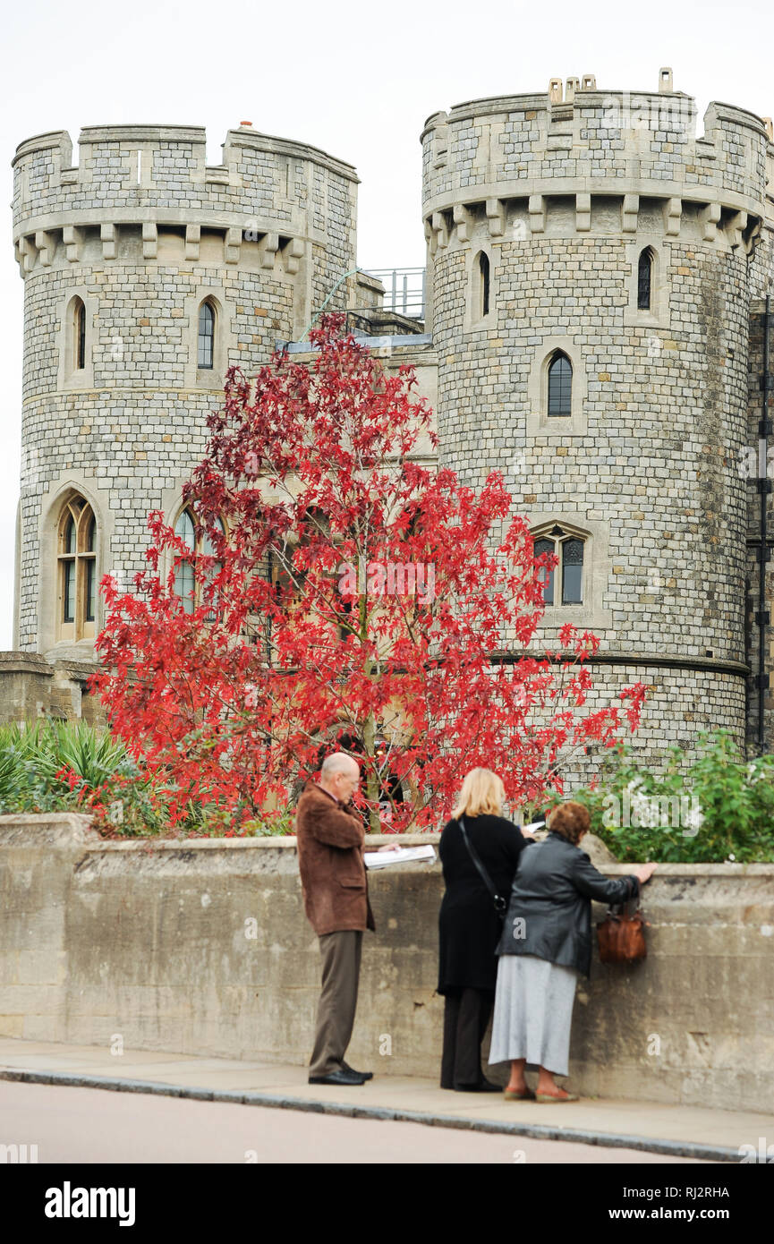 Avec Norman Ward au porte du château de Windsor, résidence royale à Windsor, Berkshire, Angleterre, Royaume-Uni. 25 octobre 2008 © Wojciech Strozyk / Banque D'Images