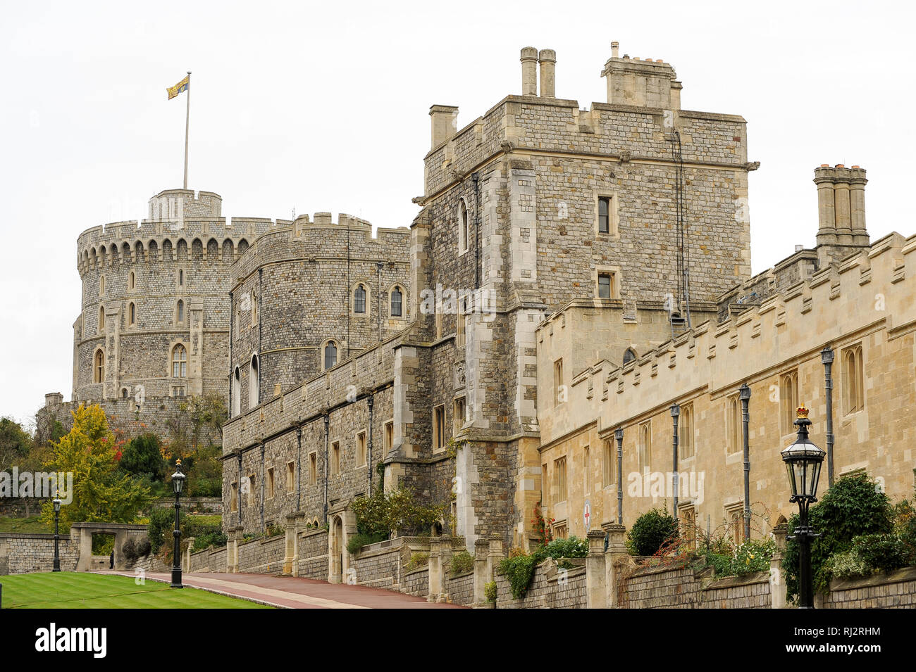 Henry III tour et Tour ronde dans le quartier inférieur du château de Windsor résidence royale de Windsor, Berkshire, Angleterre, Royaume-Uni. 25 octobre 2008 © Wo Banque D'Images