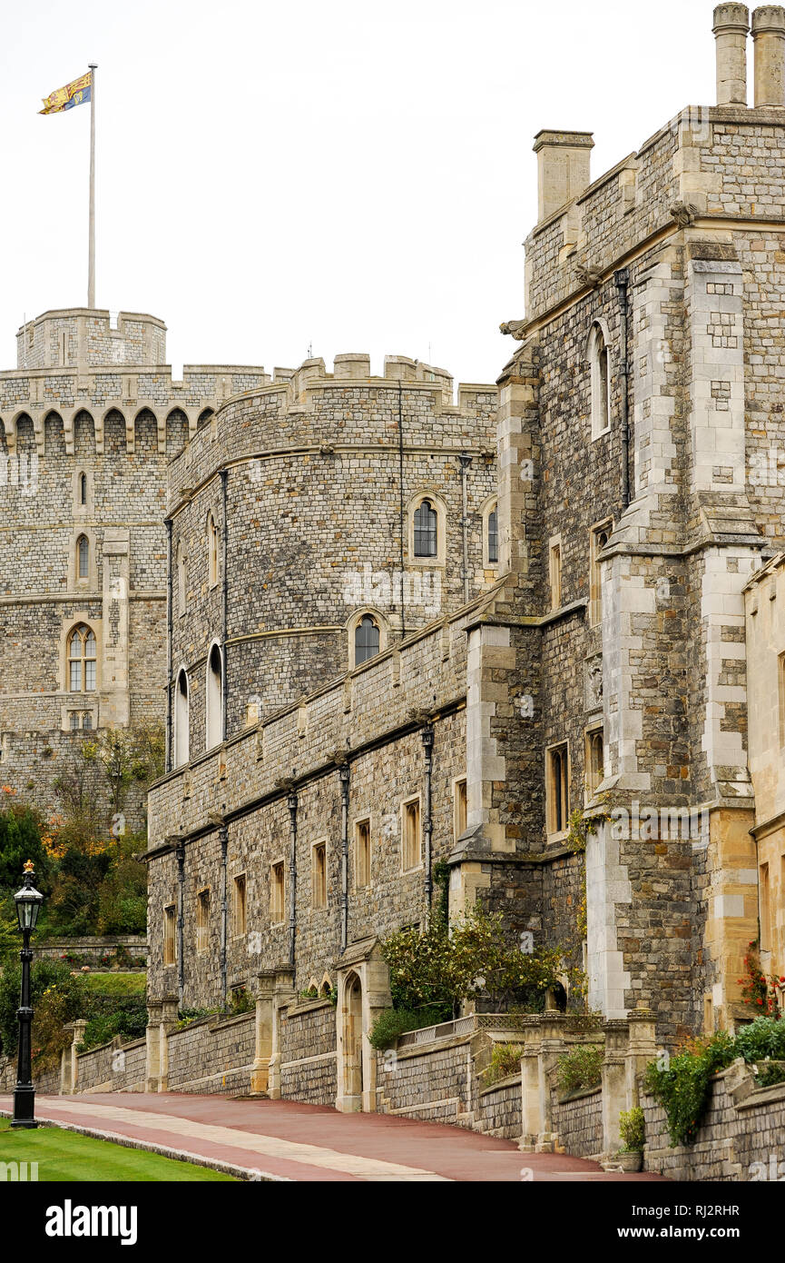 La Chapelle St George, Henry III tour et Tour ronde dans le quartier inférieur du château de Windsor résidence royale de Windsor, Berkshire, Angleterre, Royaume-Uni. Oc Banque D'Images