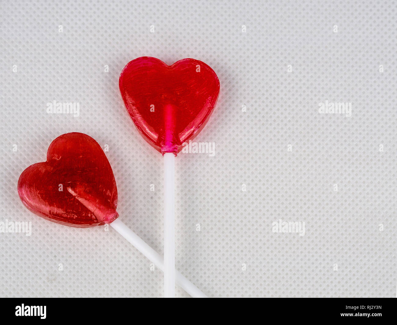 Deux lollypops en forme de cœur. Arrière-plan de la Saint-Valentin. Banque D'Images