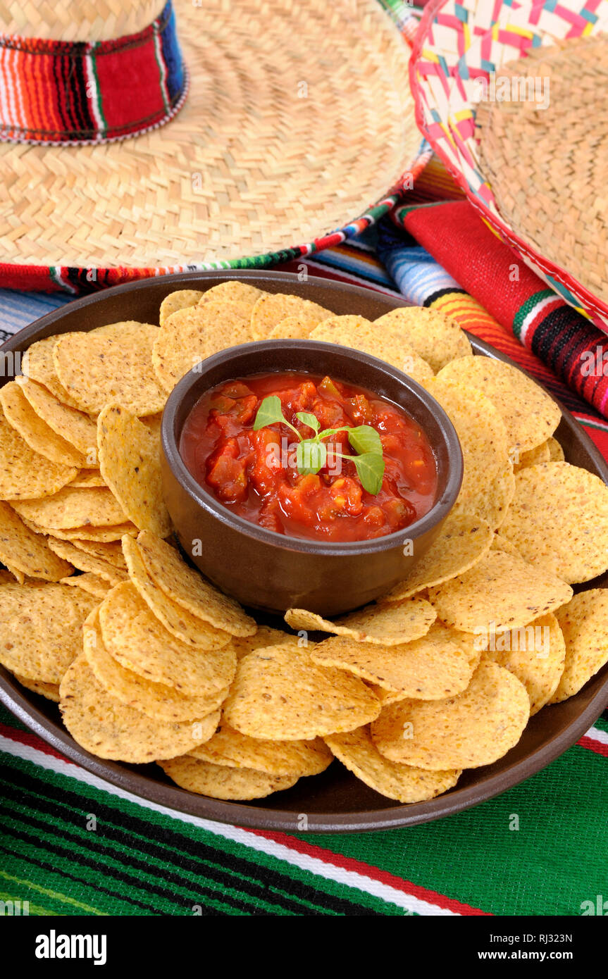 Sombreros mexicains traditionnels et des couvertures sarape avec de la salsa et des tortillas. Banque D'Images