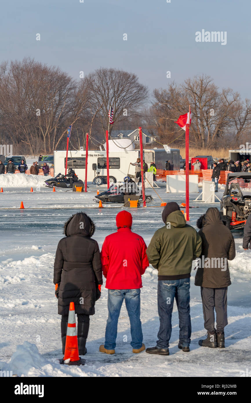 Fair Haven, Michigan - courses de motoneige sur l'Anchor Bay de glace d'un lac Sainte-Claire. Banque D'Images