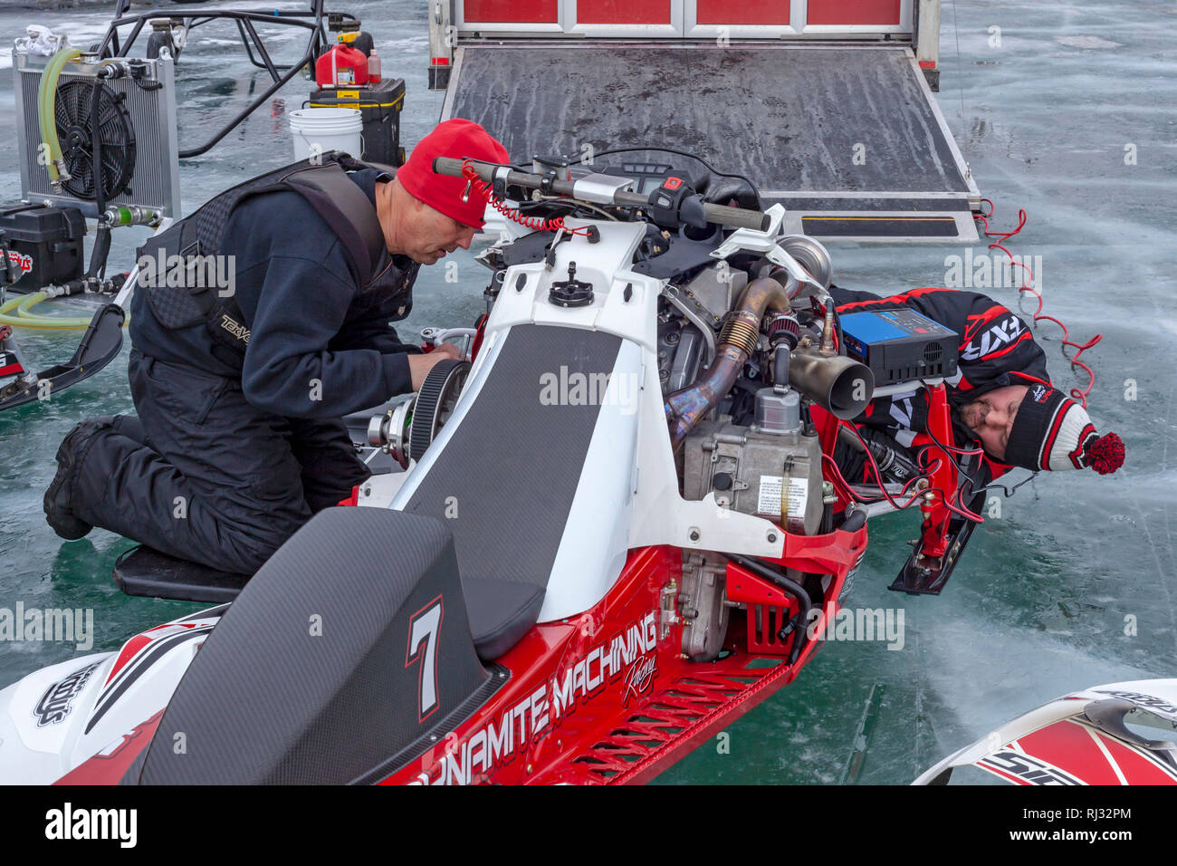 Fair Haven, Michigan - Racers travailler sur leurs machines avant de glisser sur les courses de motoneige Anchor Bay de glace d'un lac Sainte-Claire. Banque D'Images