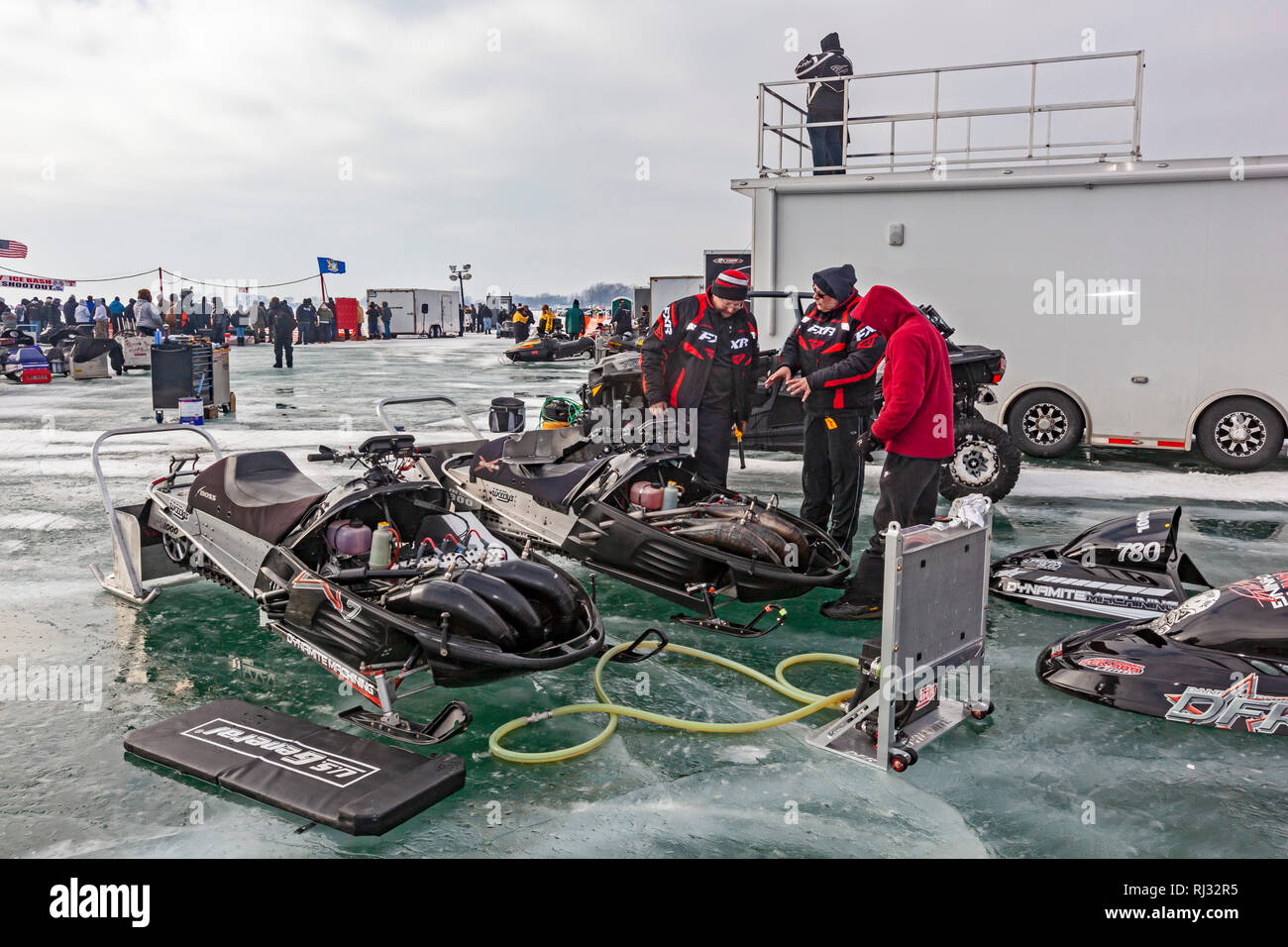 Fair Haven, Michigan - Racers travailler sur leurs machines avant de glisser sur les courses de motoneige Anchor Bay de glace d'un lac Sainte-Claire. Banque D'Images