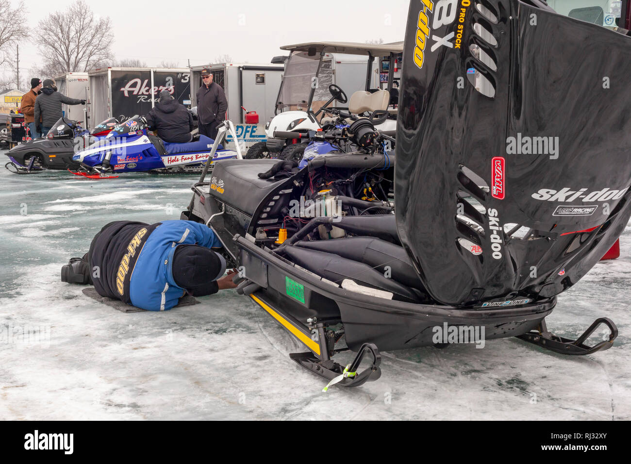 Fair Haven, Michigan - Racers travailler sur leurs machines avant de glisser sur les courses de motoneige Anchor Bay de glace d'un lac Sainte-Claire. Banque D'Images