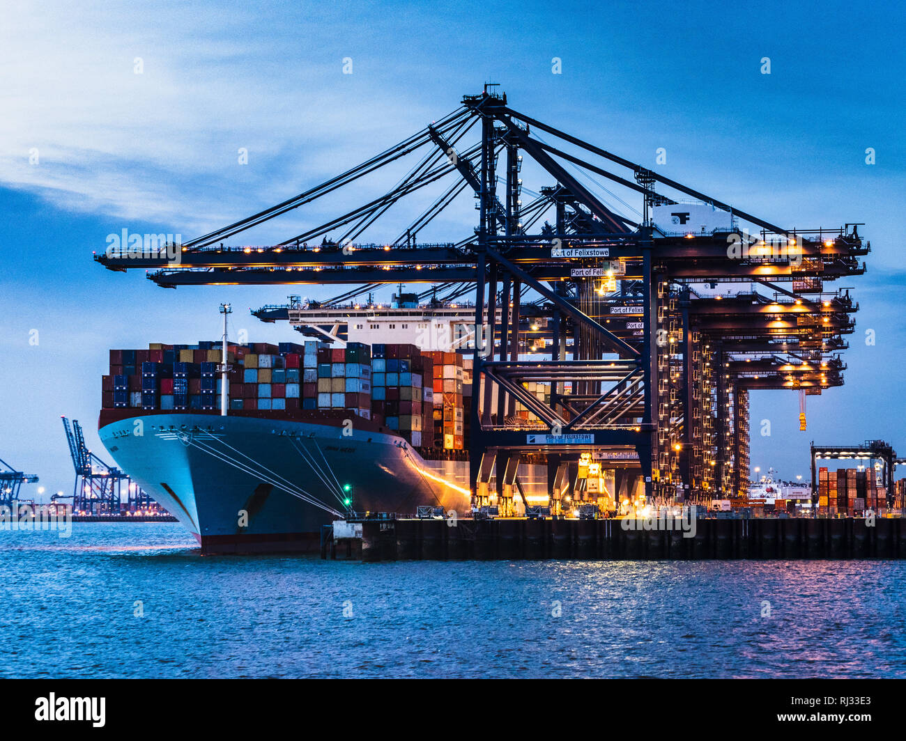 Commerce - charger et décharger les navires à conteneurs conteneurs au port de Felixstowe, le plus important port à conteneurs du Royaume-Uni Banque D'Images