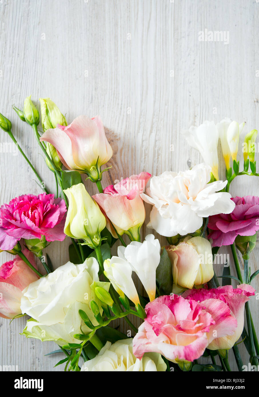 Bouquet de belles fleurs sur la surface en bois Banque D'Images