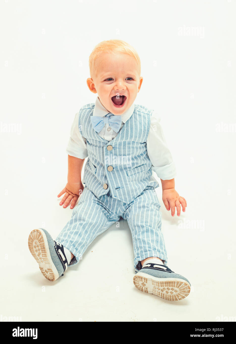 Fashion boy. Petit enfant heureux sourire. Gar on enfant avec
