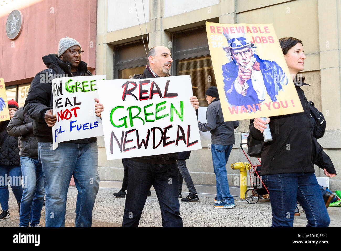 Vu les manifestants tenant des pancartes pendant la manifestation. 350.Org, Food & Water Watch et d'autres groupes ont organisé une protestation à encourager des Hakeem Jeffries (D-NY) pour soutenir le Green New Deal. La protestation a eu lieu en face de l'immeuble de bureaux Place Hanson dans Brooklyn, New York. Banque D'Images