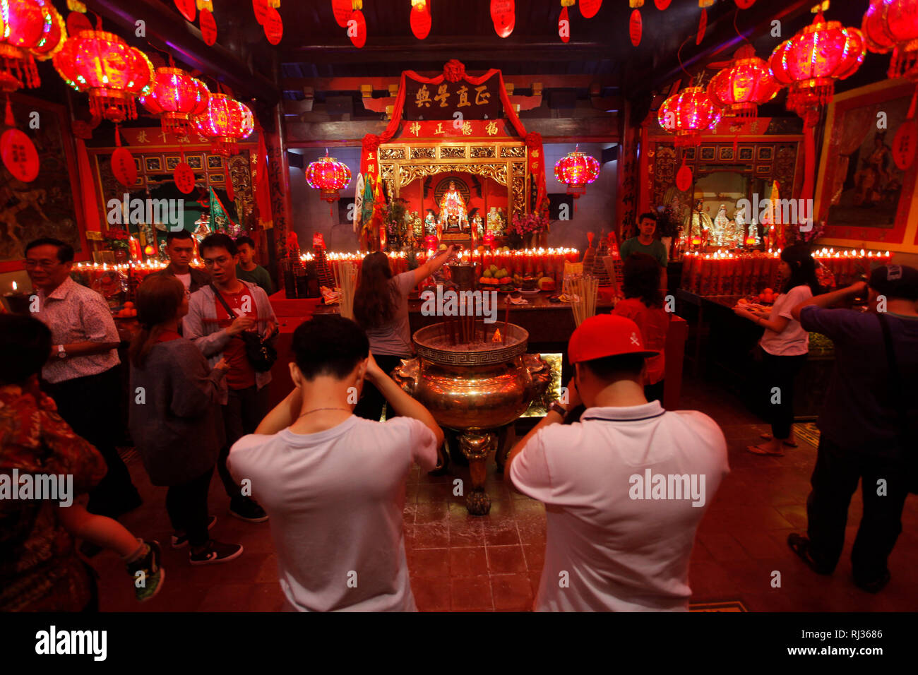 Un certain nombre d'Indonésiens d'origine chinoise vu prier à Dhanagun Temple pendant les fêtes de fin d'année. Chinese New Year's Eve 2570/2019 confucianistes, culte à Dhanagun Temple. Banque D'Images