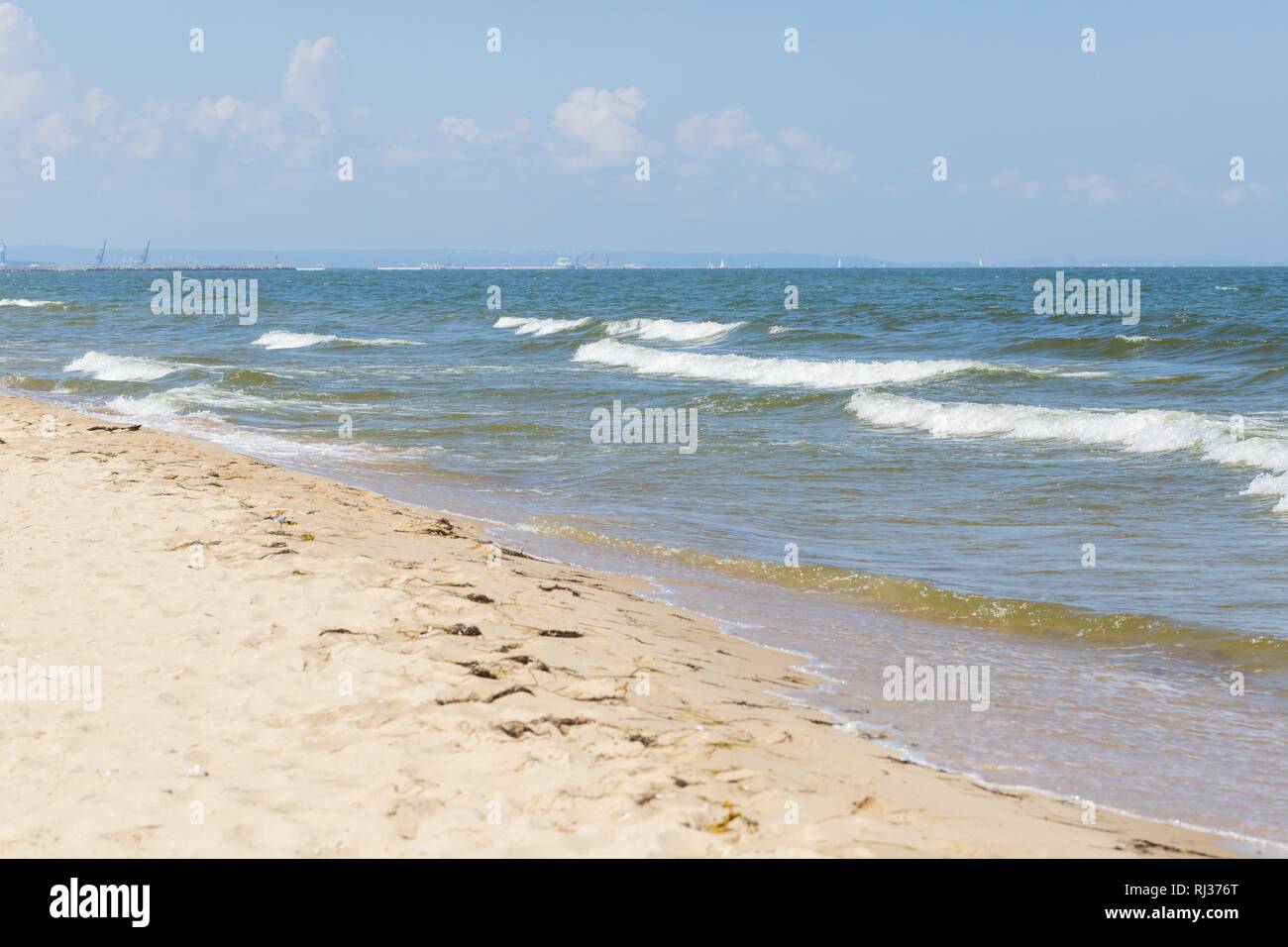 Les vagues se brisant sur le rivage. Les vagues de la mer Baltique en close up. Banque D'Images