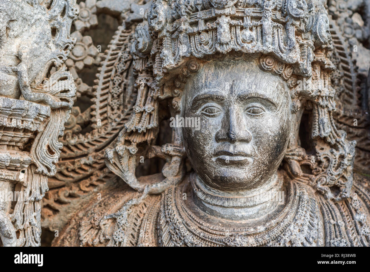 Halebidu, Karnataka, Inde - Novembre 2, 2013 : Hoysaleswara temple de Shiva. Gros plan du Dwarapalaka face à l'entrée du temple principal de Mandapam buildi Banque D'Images