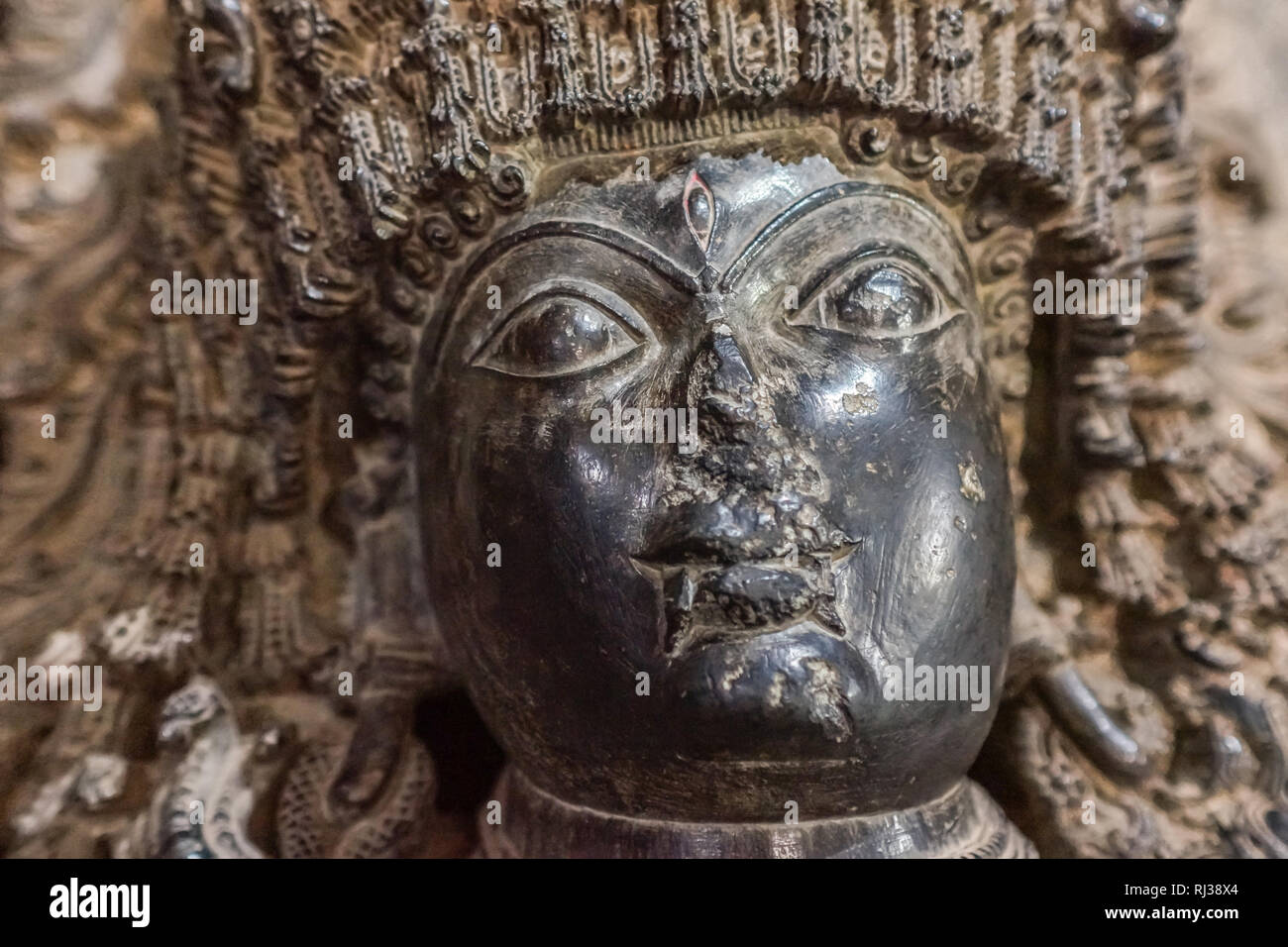 Halebidu, Karnataka, Inde - Novembre 2, 2013 : Hoysaleswara temple de Shiva. Gros plan du visage Dwarapalaka endommagé à l'entrée du temple principal de Mandapam Banque D'Images