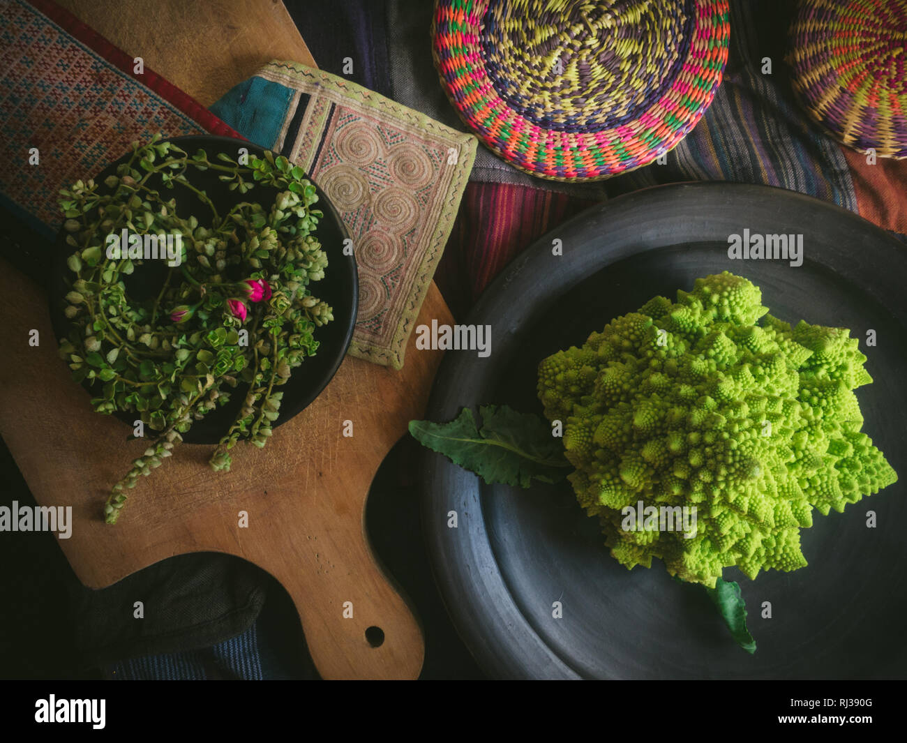 Le brocoli Romanesco - photographie sombre Banque D'Images